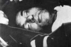 خرداد1356.پاریس،نمایی از پیکرعلی شریعتی در حاشیه مراسم تشییع درلندن

