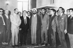 دکترعلی شریعتی درکنار آیت الله مطهری در حسینیه ارشاد

