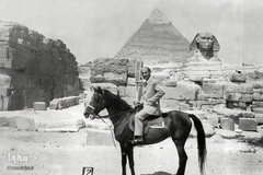 دکترعلی شریعتی درسفربه مصر در کنار اهرام ثلاثه

