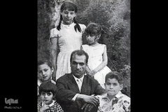 1337.علی شریعتی درجمع برخی از اقوام همسرش

