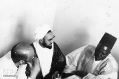  دکترعلی شریعتی درکنار آیت الله مطهری درگفت وگو با یکی از متفکران مسلمان آفریقایی در سفرحج

