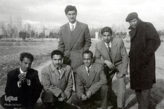 دکتر علی شریعتی درکنارمهندس عزت الله سحابی،طاهر احمدزاده وبرخی دوستانش در مشهد

