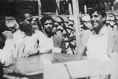 1330.مشهد، علی شریعتی همراه با دوستانش در دانشسرای عالی درمحفلی دوستانه

