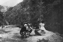 1354.شمال ایران،علی شریعتی درکنار خانواده دریک مسافرت تفریحی

