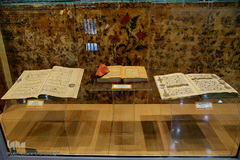 تعداد زیادی از قرآن‌ها، مربوط به دوره صفوی است که البته این مقطع از تاریخ ایران درواقع دوره اوج شکوفایی رشته‌های مختلف هنری ازجمله فنون مختلف کتاب‌آرایی است.