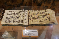 یکی از قرآن‌های موزه که از شاهکارهای دوره صفوی محسوب می‌شود، قرآنی است به خط ريحان بسيار عالي که توسط «حاجي غیاث‌الدین محمد بن احمد بن خليلي تبريزي» در سال ۹۹۲ هجری قمری کتابت شده است. اين قرآن پنجاه و هشتمين قرآني است كه توسط كاتب نوشته‌شده است. داراي جلد چرمی سر طبل دار، پوشش طلايي روي جلد و پشت جلد و روي سر طبل به شيوه ضربي انجام‌شده پوشش سطوح داخلي طرفين جلد و سر طبل به شيوه سوخت معرق بسيار عالي تزئين شده است.
