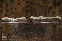 قرآن‌های موجود در موزه اکثراً با استفاده از مرکب مشکی کتابت شده است اما در برخی از قرآن‌ها از ابتدا تا انتهای آیات و سور قرآنی، با آب‌طلا نوشته‌شده است. همچنین برخی از قرآن‌ها با استفاده از مرکب مشکى، آب‌طلا و رنگ لاجورد خوشنویسی شده است.