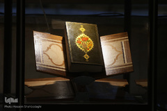 قرآن‌هایی که در قرون اولیه اسلامی کتابت شده جنس ورق‌های آن از پوست حیوانات حلال‌گوشت بوده بعدها با ساخت و تولید کاغذ به‌تدریج استفاده از پوست در کتابت قرآن از رونق افتاد و کاغذ دست‌ساز به‌عنوان مهم‌ترین وسیله نوشت‌افزار، جای پوست را گرفت