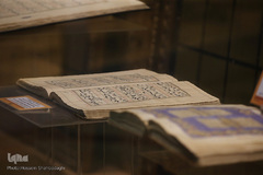 بدین ترتیب جنس اکثر اوراق قرآن‌های موزه از جنس کاغذ می‌باشد. که متشکل از الیاف گیاهی بوده و دارای انواع مختلفی است که ازجمله آن‌ها کاغذ خانبالغ، سمرقندی، کاغذ ترمه را می‌توان نام برد. یک نمونه ویژه از قرآن‌های موزه از ابتدا تا انتها بر روی پارچه کرباس کتابت شده است.