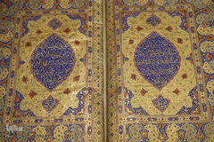 بیشتر صفحات قرآن‌ها با بهره‌گیری از هنر زیبا و ظریف و پرکار تذهیب مزّین شده و با استفاده از نقوش زیباى گل‌وبوته اسلیمى، ترنج، سر ترنج، لچک ترنج، شمسه و شرفه، جدول‌کشی و کمند زرین، زنجیره و به کمک انواع رنگ‌ها مانند لاجورد، شنجرف و طلا به شیوه‌ای بسیار زیبا و دل‌انگیز آراسته‌شده‌اند.