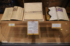 در ادوار مختلف کاتبان و خوشنویسان چیره‌دستی در ممالک اسلامی به‌ویژه در کشور ما ایران ظهور کرده‌اند که عده بسیاری از آن‌ها با خلق آثاری ارجمند و ماندگار، نامی جاودانه در عرصه هنر خوشنویسی یافته‌اند.
