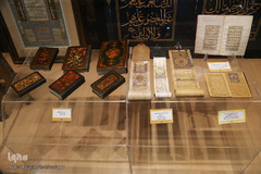 قرآن‌های موزه عمدتاً به خط کوفی، ثلث، نسخ، رقاع، محقق، ریحان، نستعلیق نوشته‌شده است برخى از آن‌ها از آغاز تا انتها به یک شیوه از خط خوشنویسى شده و برخى دیگر به شکل توأمان نویسى کتابت شده است