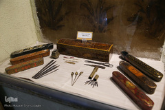 هنرمندان خوشنویس برای کتابت قرآن و نوشتن متن سوره‌ها و آیات معمولاً از مرکب مشکی استفاده می‌کردند و گاه از سایر رنگ‌ها برای تعیین علائم، اعراب و اعجام (نقطه‌گذاری) بهره می‌جستند