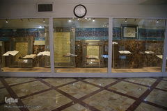 برخى از قرآن‌های موزه در قرون آغازین حیات اسلام یعنى در قرن دوم و سوم هم‌زمان با حکومت خلفاى عباسى کتابت شده و برخى نیز در سایر ادوار اسلامى، مصادف با حکومت آل بویه، سلجوقیان، ایلخانیان، تیموریان، صفویان و قاجاریان نوشته شده است