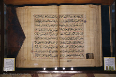 از دیگر آثار بسیار ارزشمند در این موزه، قرآنی به وزن ۱۲۰ کیلوگرم در ۵۸۷ صفحه به خط نسخ همراه ترجمه آیات به خط نستعلیق بوده که جلد آن چوبی و دارای روکشی از جنس چرم به رنگ قهوه‌ای و با سر طبل است که به‌عنوان لایه محافظ قسمت جلو اوراق کتاب، کاربرد دارد و متعلق به دوره قاجاری است.
