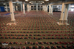  بسته بندی اقلام مواد غذایی «سفره مهربانی» آستان مقدس رضوی جهت توزیع در مناطق محروم استان تهران