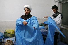 همزمان با شام میلاد امام حسن مجتبی(ع) تعدادی از مداحان اهل بیت با حضور در بیمارستان کامکار قم و اهدای متبرکات، جشن نیمه ماه مبارک رمضان را در کنار بیماران کرونایی بر پا کردند.