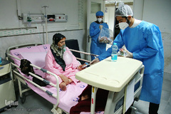 همزمان با شام میلاد امام حسن مجتبی(ع) تعدادی از مداحان اهل بیت با حضور در بیمارستان کامکار قم و اهدای متبرکات، جشن نیمه ماه مبارک رمضان را در کنار بیماران کرونایی بر پا کردند.