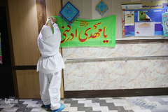 همزمان با سالروز ولادت منجی عالم بشریت حضرت ولی‌عصر (عج) تعدادی از مادحین اهل بیت(ع) و طلبه‌های جهادی با حضور در بیمارستان کامکار قم و اهدای متبرکات جشن نیمه شعبان را در این مرکز درمانی برگزار کردند.