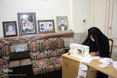 فاطمه فائزی، مادر گرانقدر شهید محمدهادی غلامی نژاد(صالح نیا) با همیاری جمعی از بانوان و تبدیل منزل خود به خیاط خانه، اقدام به تولید و توزیع رایگان ماسک در میان اقشار مختلف مردم نموده اند. رهبر معظم انقلاب در یکی از سخنرانی های خود از این مادر شهید و فداکار نام بردند.