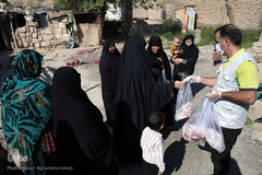 طرح امداد غذایی «هم‌نمک» مؤسسه خیریه متوسلین به امام رضا(ع) با راه‌اندازی فروشگاه‌های سیار رایگان، اقدام به توزیع بسته‌های اقلام غذایی مورد نیاز خانواده‌های بی بضاعت و محروم در روستای سلمان آباد کهریزک تهران نمود.