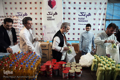 در روز میلاد کریم اهل بیت امام حسن مجتبی (ع) جمعی از خیرین، هنرمندان و داوطلبان عضو طرح هم نمک موسسه خیریه متوسلین به امام رضا (ع) در پویش همدلی و کمک مومنانه خود، اقدام به آماده سازی و توزیع بسته های حمایتی اقلام غذایی میان خانواده‌های محروم تحت پوشش این موسسه نمودند.