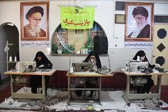 در پی شیوع بیماری کرونا تعدادی از بانوان سمنانی اقدام به تهیه و توزیع روزانه ۲ الی ۳ هزار ماسک در خانه‌های شخصی خود نموده و ماسک‌های تولید شده را برای بسته بندی و توزیع تحویل مسجد محل سکونت خود دادند.