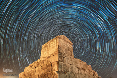 خداوند در قرآن ستارگان را به عنوان نگهبانان و زينت آسمان‌ها معرفی كرده است.