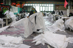 راه اندازی کارگاه دوخت «گان جراحی و اتاق عمل» جهت  تأمین مایحتاج پرستاران و کادر درمانی بیماران کرونایی کشور در حسینیه اعظم مکتب العباس(ع) تهران 