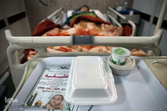  توزیع۵۰۰ پرس غذای حضرتی به همراه نمک متبرک و آبمیوه میان بیماران کرونایی بستری در بیمارستان فیروزآبادی شهرری توسط خدام آستان مقدس عبدالعظیم حسنی(ع) 