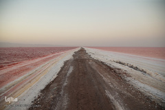 دریاچه حوض سلطان به رنگ سرخ