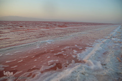 دریاچه حوض سلطان به رنگ سرخ