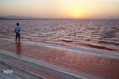 دریاچه حوض سلطان به رنگ سرخ