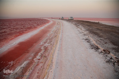 دریاچه حوض سلطان به رنگ سرخ