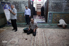 عبادت زائرین در آستان مقدس امامزاده سيد ناصر الدين(ع) از نوادگان امام محمد الباقر(ع) در خیابان خیام محدوده چهارراه گلوبندک