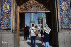 درب ورودی آستان مقدس امامزاده صالح(ع) از فرزندان بلافصل حضرت امام موسی کاظم(ع) و برادر امام رضا(ع) در میدان تجریش