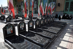 گلزار شهدای دفاع مقدس در آستان مقدس بقعه متبركه امامزادگان جعفر(ع) و حميده خاتون(ع) خواهر و برادری از نوادگان امام موسی كاظم(ع) 