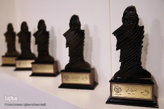 تندیس رودکی اهدایی به برگزیدگان نخستین جشنواره ملی شعر دانشجویی