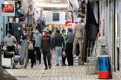 با ماسک در شهر