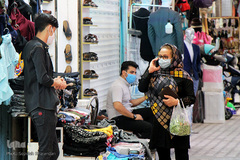 با ماسک در شهر