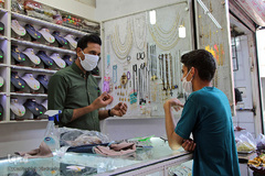 با ماسک در شهر