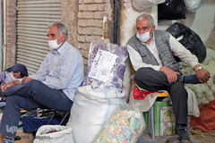 با ماسک در شهر