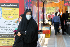 با ماسک در شهر