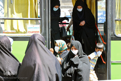 با ماسک در شهر