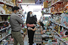 با ماسک در شهر