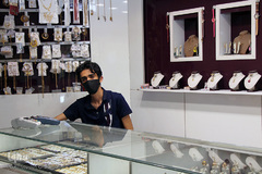 با ماسک در شهر