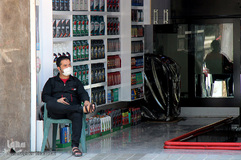 با ماسک در شهر