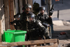 یورش نظامیان صهیونیست به مراسم تشییع پیکر شهید «ابراهیم مصطفی ابویعقوب» در شهرک «کفل حارس» کرانه باختری رود اردن