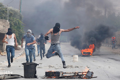 یورش نظامیان صهیونیست به مراسم تشییع پیکر شهید «ابراهیم مصطفی ابویعقوب» در شهرک «کفل حارس» کرانه باختری رود اردن