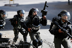 یورش نظامیان صهیونیست به مراسم تشییع پیکر شهید «ابراهیم مصطفی ابویعقوب» در شهرک «کفل حارس» کرانه باختری رود اردن